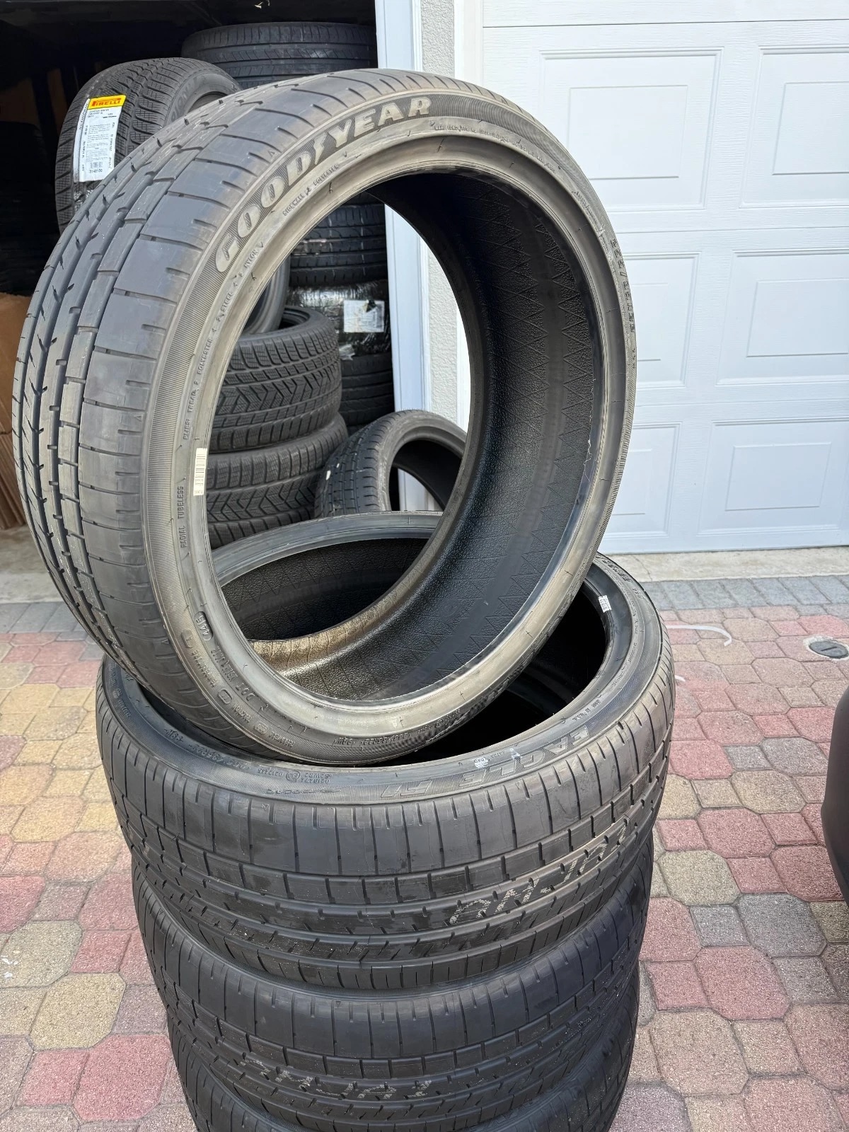 Goodyear Eagle F1 Supercar 255/35R22 undefined